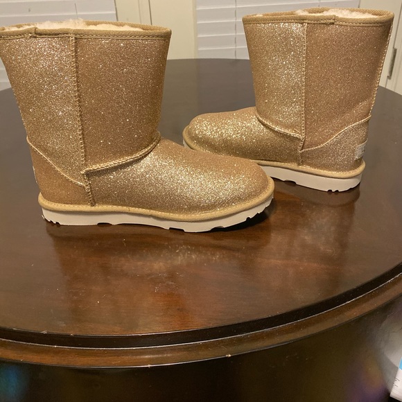 NWT Gold Sparkly Uggs Sz 6 Youth - Picture 1 of 5